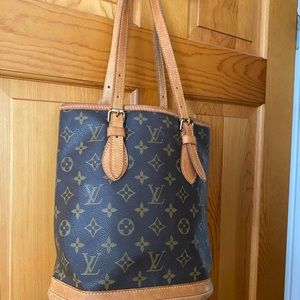 Authentic Louis Vuitton monogram petit bucket shoulder tote💕💕💕